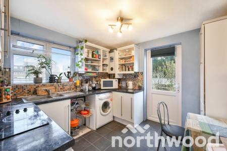 2 bedroom Maisonette for sale in Larkspur Way, Ewell, Epsom, KT19