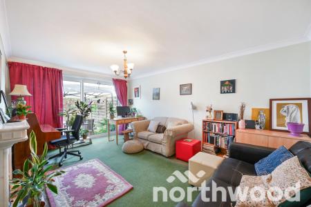 2 bedroom Maisonette for sale in Larkspur Way, Ewell, Epsom, KT19