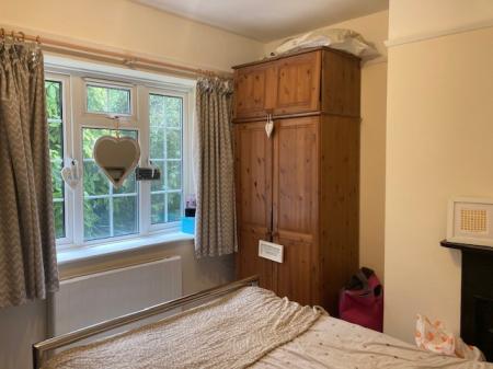 2 bedroom Flat to let in Christ Church Mount, Epsom, KT19