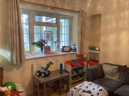 2 bedroom Flat to let in Christ Church Mount, Epsom, KT19