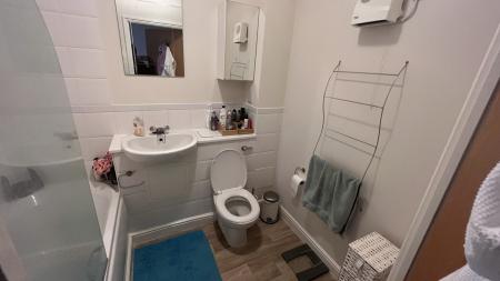 2 bedroom Flat to let in Station Approach, Epsom, KT19