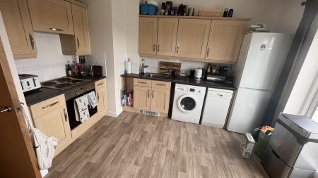 2 bedroom Flat to let in Station Approach, Epsom, KT19