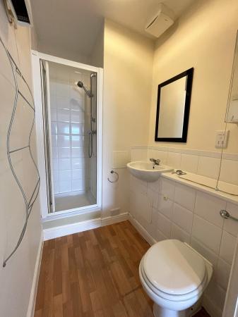 2 bedroom Flat to let in Station Approach, Epsom, KT19