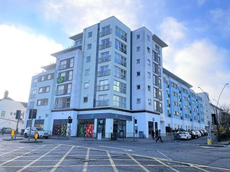 2 bedroom Flat to let in Station Approach, Epsom, KT19