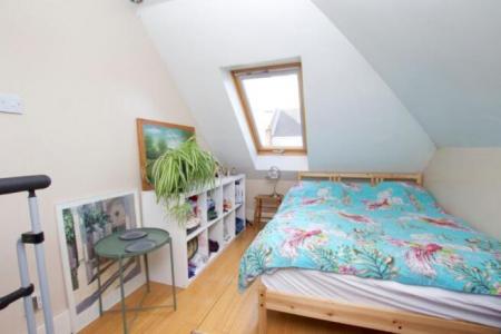 1 bedroom Studio flat to let in Myrtle Road, Teddington, London, TW12