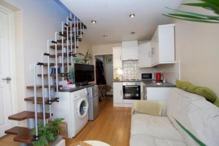 1 bedroom Studio flat to let in Myrtle Road, Teddington, London, TW12