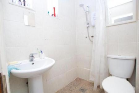 1 bedroom Studio flat to let in Myrtle Road, Teddington, London, TW12