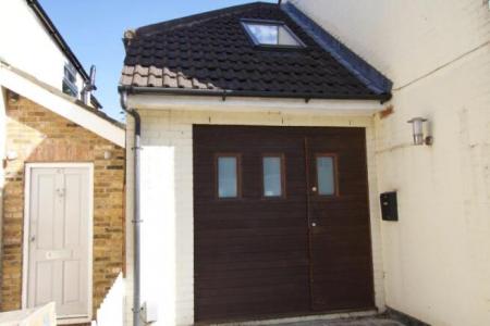 1 bedroom Studio flat to let in Myrtle Road, Teddington, London, TW12