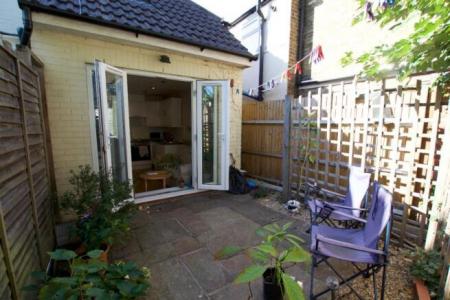 1 bedroom Studio flat to let in Myrtle Road, Teddington, London, TW12