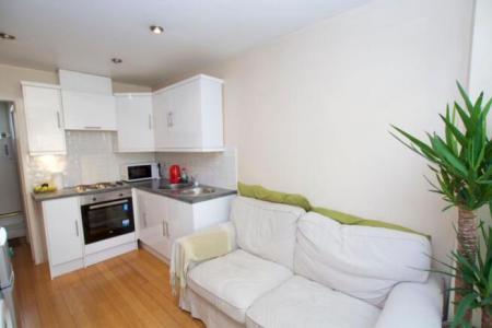 1 bedroom Studio flat to let in Myrtle Road, Teddington, London, TW12