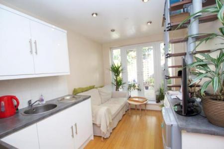 1 bedroom Studio flat to let in Myrtle Road, Teddington, London, TW12