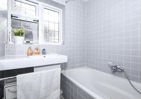 3 bedroom Semi-detached house to let in Dunmore, Guildford, GU2