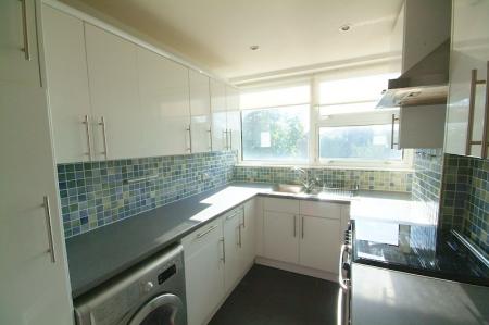 3 bedroom Flat to let in Sutherland Grove, Teddington, London, TW11