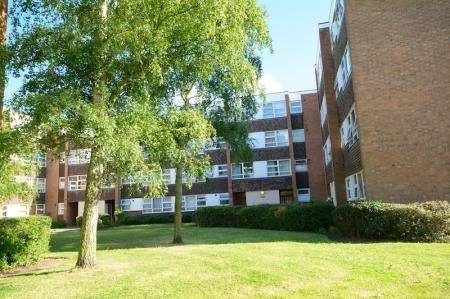 3 bedroom Flat to let in Sutherland Grove, Teddington, London, TW11