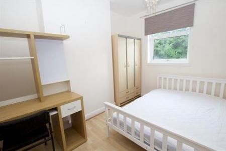 4 bedroom Terraced House to let in Kingston Road, New Malden, KT3