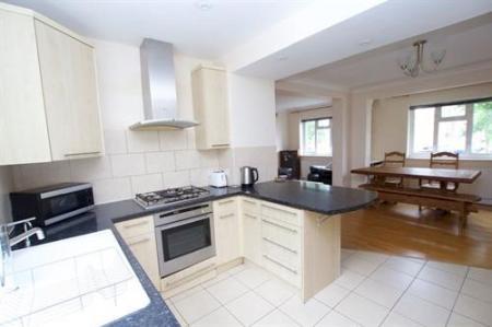 5 bedroom Semi-detached house to let in Myrtle Road, Teddington, London, TW12