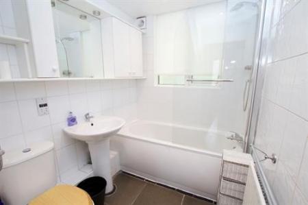 5 bedroom Semi-detached house to let in Myrtle Road, Teddington, London, TW12