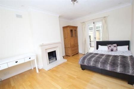 5 bedroom Semi-detached house to let in Myrtle Road, Teddington, London, TW12