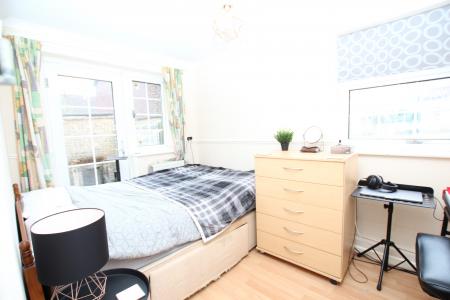 4 bedroom Semi-detached house to let in Smith Street, Surbiton, London, KT5