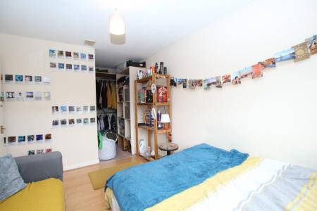 4 bedroom Semi-detached house to let in Smith Street, Surbiton, London, KT5