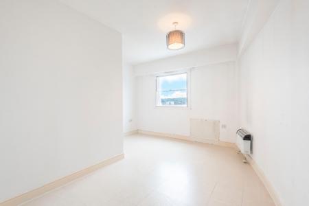 3 bedroom Flat to let in Station Approach, Epsom, KT19
