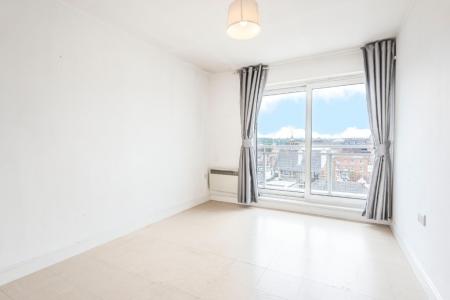 3 bedroom Flat to let in Station Approach, Epsom, KT19