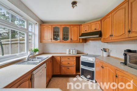 4 bedroom Terraced House for sale in Highridge Close, Epsom, KT18