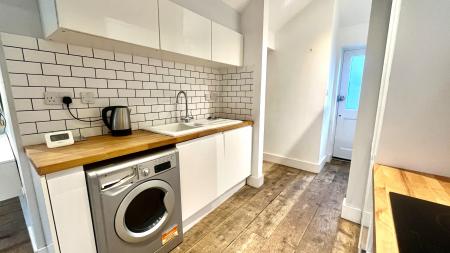 2 bedroom Maisonette to let in Kingston Road, Leatherhead, KT22