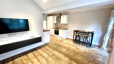 2 bedroom Maisonette to let in Kingston Road, Leatherhead, KT22