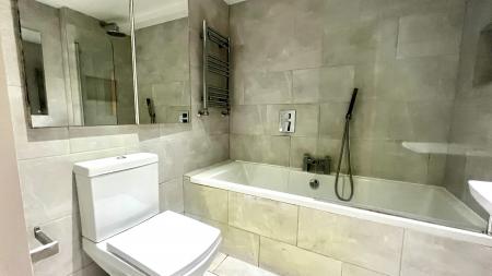 2 bedroom Maisonette to let in Kingston Road, Leatherhead, KT22