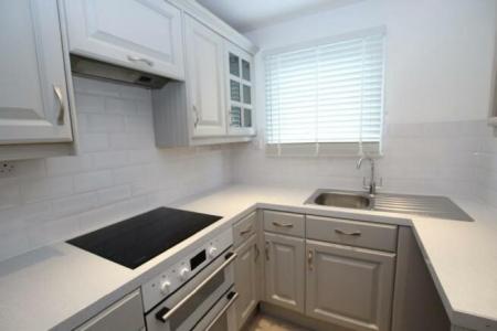 1 bedroom Semi-detached house to let in Elm Road, New Malden, London, KT3