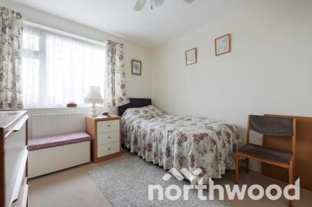 2 bedroom Maisonette for sale in Larkspur Way, West Ewell, Epsom, KT19