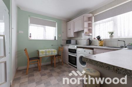 2 bedroom Maisonette for sale in Larkspur Way, West Ewell, Epsom, KT19