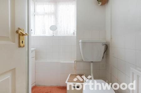 2 bedroom Maisonette for sale in Larkspur Way, West Ewell, Epsom, KT19