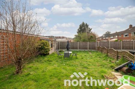 2 bedroom Maisonette for sale in Larkspur Way, West Ewell, Epsom, KT19