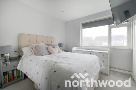 2 bedroom Maisonette for sale in Larkspur Way, West Ewell, Epsom, KT19