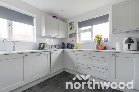 2 bedroom Maisonette for sale in Larkspur Way, West Ewell, Epsom, KT19