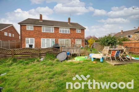 2 bedroom Maisonette for sale in Larkspur Way, West Ewell, Epsom, KT19