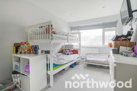 2 bedroom Maisonette for sale in Larkspur Way, West Ewell, Epsom, KT19