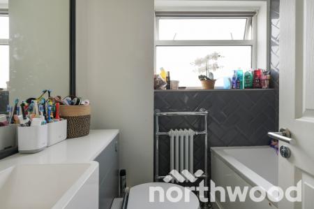 2 bedroom Maisonette for sale in Larkspur Way, West Ewell, Epsom, KT19