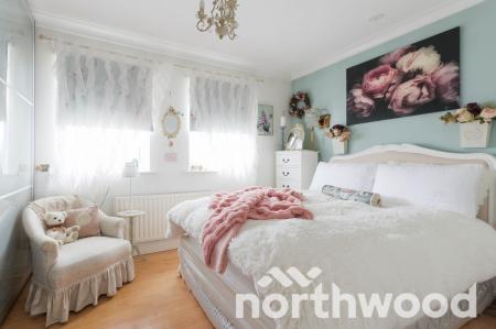 3 bedroom Town house for sale in Farriers Road, Epsom, KT17