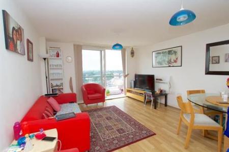 2 bedroom Flat to let in High Street, Feltham, TW13