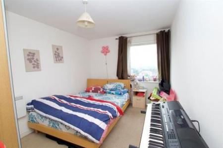 2 bedroom Flat to let in High Street, Feltham, TW13