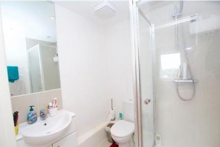 2 bedroom Flat to let in High Street, Feltham, TW13