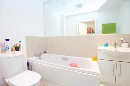 2 bedroom Flat to let in High Street, Feltham, TW13