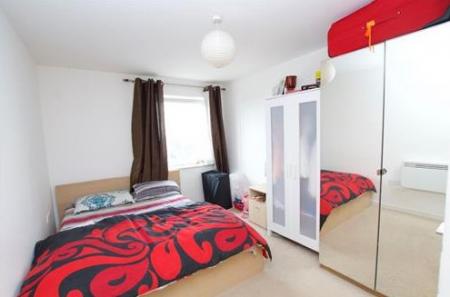 2 bedroom Flat to let in High Street, Feltham, TW13