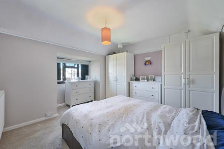 3 bedroom Terraced House for sale in Gainsborough Road, Epsom, KT19