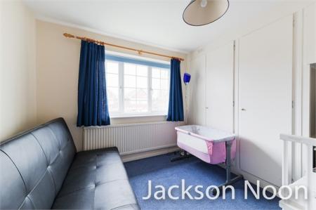 4 bedroom Detached house to let in Heatherside Road, West Ewell, Epsom, KT19