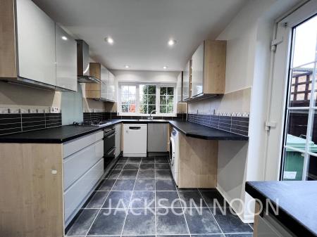 4 bedroom Detached house to let in Heatherside Road, West Ewell, Epsom, KT19