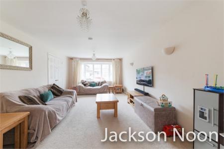 4 bedroom Detached house to let in Heatherside Road, West Ewell, Epsom, KT19